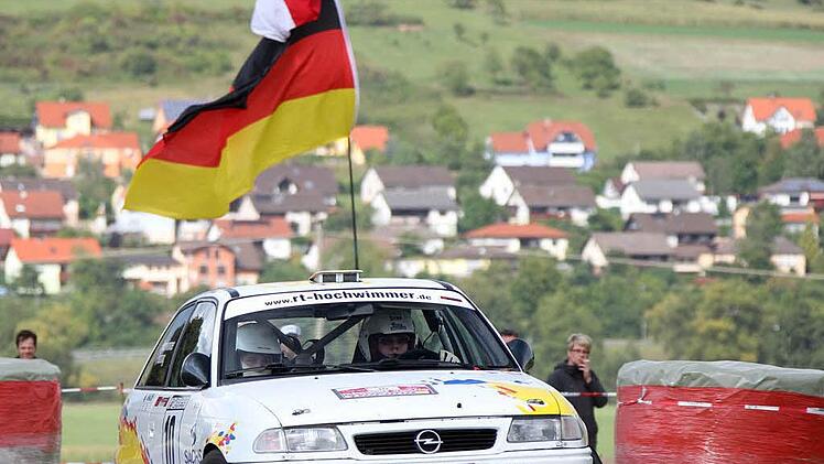 Hält die Fahne des Veranstalters hoch: Sven Hochwimmer aus Trimberg. Foto: Franz