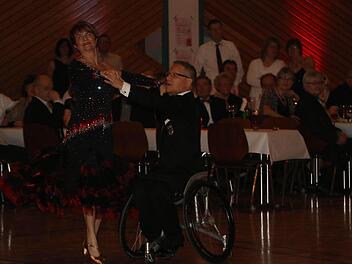 Ein besonderes Highlight des Rosenballs setzten Andrea Naumann und Jean-Marc Kle´ment, die neunfachen Deutschen Meister im Rollstuhltanz mit ihrem Show-Auftritt. Fotos: Sabine Weinbeer