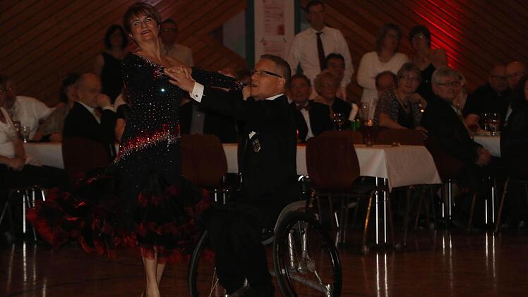 Ein besonderes Highlight des Rosenballs setzten Andrea Naumann und Jean-Marc Kle´ment, die neunfachen Deutschen Meister im Rollstuhltanz mit ihrem Show-Auftritt. Fotos: Sabine Weinbeer