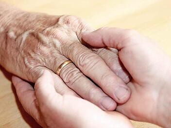 Den Sterbenden begleiten: Palliativmedizin gibt dem Menschen Schutz in einer Lebensphase, in der er sich schutzlos fühlt.  Foto: Archiv/Mascha Brichta