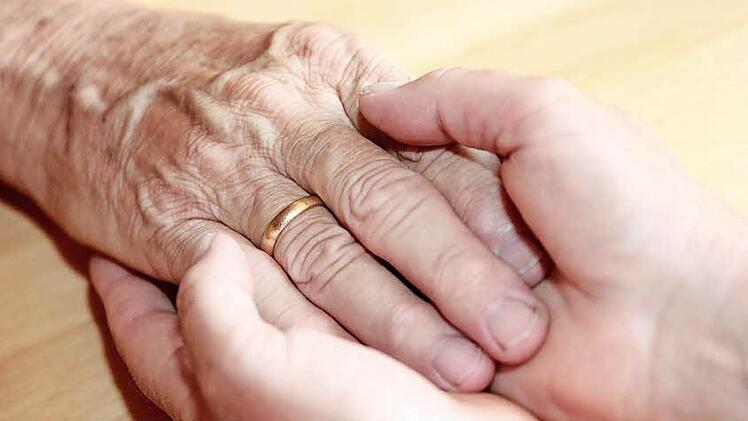 Den Sterbenden begleiten: Palliativmedizin gibt dem Menschen Schutz in einer Lebensphase, in der er sich schutzlos fühlt.  Foto: Archiv/Mascha Brichta