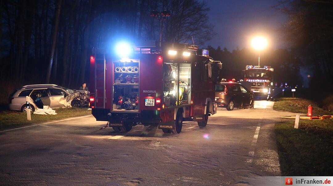 Zwei Schwerverletzte bei Frontalzusammenstoß auf der B14
