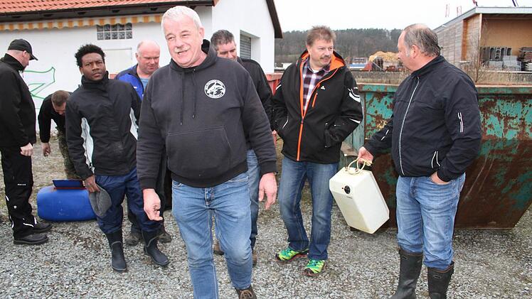 Mit 45 Helfern war der Bezirksfischereiverein im Einsatz. Foto: Sonja Adam