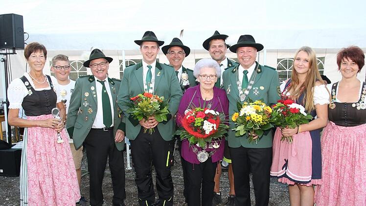 Die Pokalgewinner und die neue Regentschaft des Schützenvereins Grub am Forst (von links): Gisela Woniczak, Maximilian Florschütz, Schützenmeister Joachim Welsch, Dominik Alex, Rolf Zapf, Irmgard Wacker, Michael Lessig, Manfred Florschütz, Gina Lessig und Vorsitzende Maria Lessig Foto: Michael Stelzner