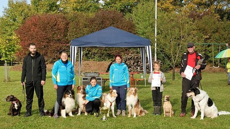 Der Verein für Hundesport (VfH) Wonfurt richtete am Tag der Deutschen Einheit sein alljährliches Hundesportturnier aus. Unser Bild zeigt (von links) den besten Teilnehmer im Hindernislauf, Jens Dietz von den Hundefreunden Eltmann, Sabrina Coufal, Sabrina Muth und Stefanie Brix mit Shadow (beste Mannschaft Hindernislauf) von den Hundefreunden Eltmann, den jüngsten Teilnehmer Luis Schmidt vom HSV Bamberg und den ältesten Teilnehmer Fred Jung von den Kitzinger Hundesportfreunden.