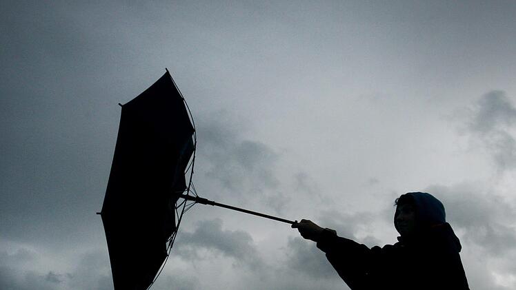 Sehr ungemütlich geht es weiter. Regenschauer, vereinzelte Gewitter und Sturmböen: Das kommt die nächsten Tage auf Franken zu.  Foto: Karl-Josef Hildenbrand/dpa
