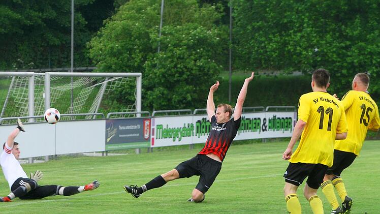 Der 08er Maximilian Koenen kommt zu spät zur Abwehr und auch Torwart Janick Martin kann den Schuss des Kirchahorners Beierlein nicht halten.  Foto: Monika Limmer