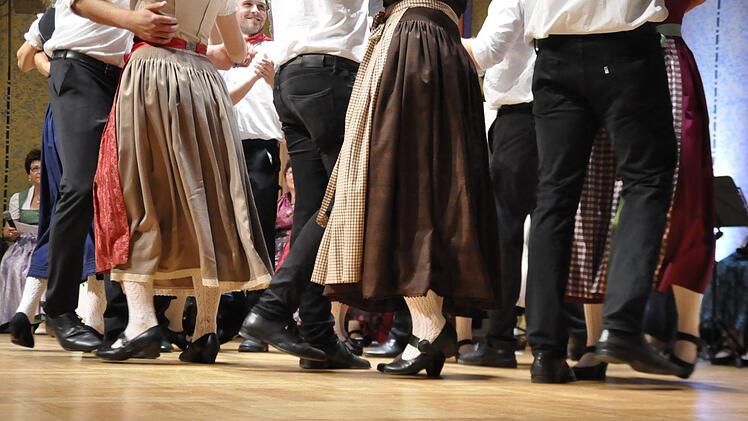 Mit fliegenden Röcken und fränkischen Figurentänzen tanzen die "Berger Plüapaare" in Bergrheinfeld bei der "Kirwa" um den Planbaum.Peter Klopf