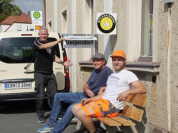 Die Lonnerstadter Gerrit Hoppe, Friedhelm Burgheim und Jens Loeser (von links) vom gemeindlichen Bauhof installierten gestern die erste Mitfahrbank in der Höchstadter Bahnhofstraße. Wer mitgenommen werden möchte, muss nur den Zielort aufklappen und warten.  Foto: Andreas Dorsch