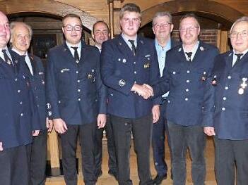 Der scheidende Kommandant Friedrich Hohenberger (Zweiter von rechts) gratulierte seinem Nachfolger Oliver Baumgärtner (Vierter von rechts) zu seiner neuen Aufgabe. Weiter im Bild (von links) Matthias Kummer, Horst Tempel, Markus Korzendorfer, Alexander Reinsch, Franz Schrepfer und Albert Korzendorfer. Foto: Klaus-Peter Wulf
