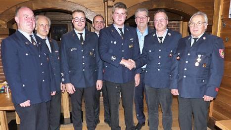 Der scheidende Kommandant Friedrich Hohenberger (Zweiter von rechts) gratulierte seinem Nachfolger Oliver Baumgärtner (Vierter von rechts) zu seiner neuen Aufgabe. Weiter im Bild (von links) Matthias Kummer, Horst Tempel, Markus Korzendorfer, Alexander Reinsch, Franz Schrepfer und Albert Korzendorfer. Foto: Klaus-Peter Wulf