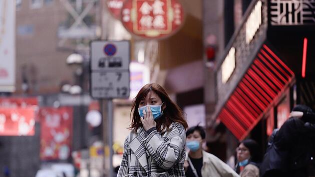 In Hongkong tragen viele Passanten Mundschutz.  Das Corona-Virus treibt aber auch die Konzerne  im Raum Höchstadt um.Foto: Liau Chung-Ren/dpa