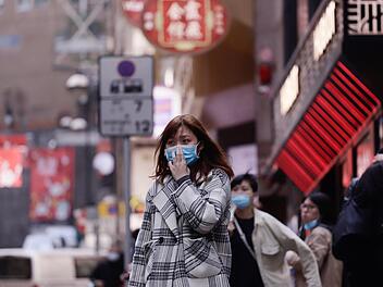 In Hongkong tragen viele Passanten Mundschutz.  Das Corona-Virus treibt aber auch die Konzerne  im Raum H&ouml;chstadt um.Foto: Liau Chung-Ren/dpa