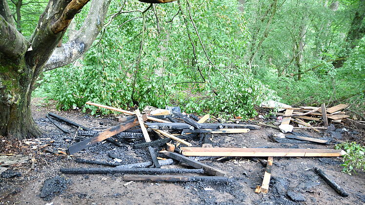 Baumhaus im Wald fängt Feuer