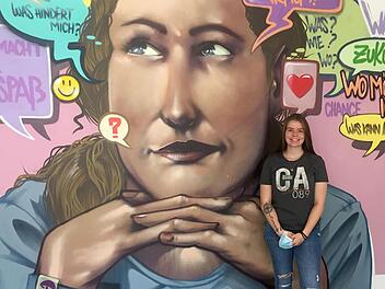 Viele Jugendliche fragen sich, welche Auzbildung wohl die richtige ist. Die IHK zu Coburg ber&auml;t Jugendliche und Eltern bei der Berufswahl. Derzeit gibt es in der Region noch 507 offene Stellen. - Foto: Celina Helgert steht in der Jugendberufsagentur Mainz vor einem Graffiti. Die 21-J&auml;hrige h&auml;tte am liebsten Sportmedizin studiert - mit Unterst&uuml;tzung der Jugendberufsagentur Mainz orientierte sich die 21-J&auml;hrige neu und fing eine Ausbildung zur Verk&auml;uferin an.  Foto: Ira Schaible/dpa