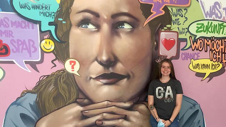 Viele Jugendliche fragen sich, welche Auzbildung wohl die richtige ist. Die IHK zu Coburg ber&auml;t Jugendliche und Eltern bei der Berufswahl. Derzeit gibt es in der Region noch 507 offene Stellen. - Foto: Celina Helgert steht in der Jugendberufsagentur Mainz vor einem Graffiti. Die 21-J&auml;hrige h&auml;tte am liebsten Sportmedizin studiert - mit Unterst&uuml;tzung der Jugendberufsagentur Mainz orientierte sich die 21-J&auml;hrige neu und fing eine Ausbildung zur Verk&auml;uferin an.  Foto: Ira Schaible/dpa