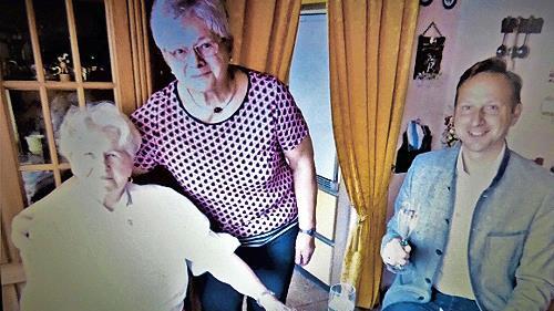 Die Jubilarin Gertrud Hahn mit ihrer Nichte Edith Bittruf und dem B&uuml;rgermeister Robert Bosch