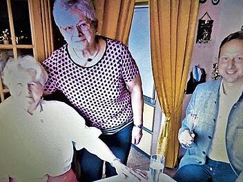 Die Jubilarin Gertrud Hahn mit ihrer Nichte Edith Bittruf und dem Bürgermeister Robert Bosch