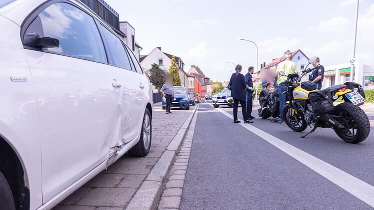 Beim Abbiegen: Biker kracht mit Motorrad in Auto
