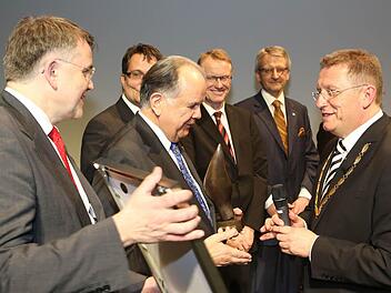 Oberbürgermeister Henry Schramm (rechts) übergab an Hans Albert Ruckdeschel (Zweiter von rechts) im Beisein der weiteren Ireks-Geschäftsführer den Wirtschaftspreis der Stadt Kulmbach. Fotos: Matthias Hoch