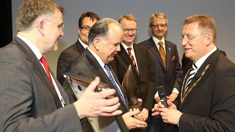 Oberbürgermeister Henry Schramm (rechts) übergab an Hans Albert Ruckdeschel (Zweiter von rechts) im Beisein der weiteren Ireks-Geschäftsführer den Wirtschaftspreis der Stadt Kulmbach. Fotos: Matthias Hoch