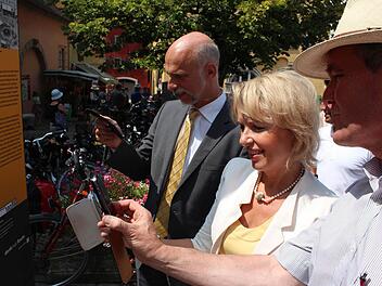 Bad Kissingens Oberbürgermeiste rKai Blankenburg, Landrätin Tamara Bischof und Bürgermeister Peter Kornell geben gemeinsam den Startschuss für die "denkmal Route". Foto: Pfannes