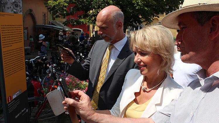 Bad Kissingens Oberbürgermeiste rKai Blankenburg, Landrätin Tamara Bischof und Bürgermeister Peter Kornell geben gemeinsam den Startschuss für die "denkmal Route". Foto: Pfannes