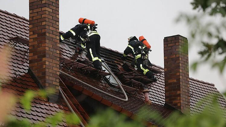 In der Memmbacher Straße in Erlangen kam es am Sonntag zu einem Dachstuhlbrand, welcher durch einen Blitzeinschlag ausgelöst wurde. Foto: News5/Weier
