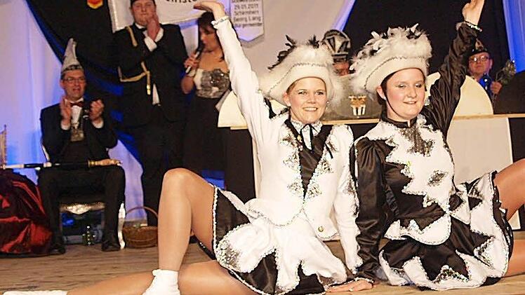 Die beiden Tanzmariechen Annette Dresel und Anna-Lena Berner zeigten eine ganz tolle Vorstellung. Foto: Thomas Weichert
