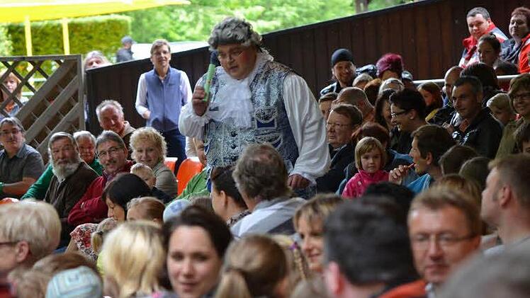 Eine Szene aus Aschenputtel auf der Waldbühne Heldritt Foto: Gabi Bertram