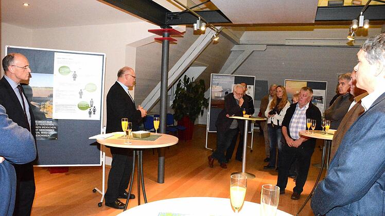 Hofheims Bürgermeister Wolfgang Borst (Mitte) eröffnete die Ausstellung Asyl, während Landrat Wilhelm Schneider (links) interessiert zuhört. Foto: Schmidt