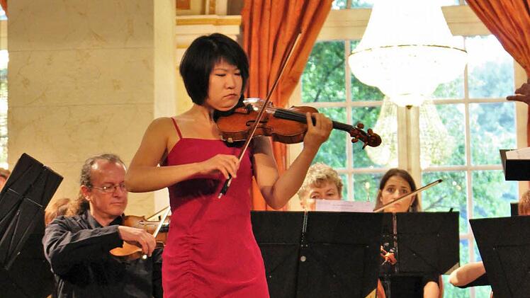 Das virtuose Spiel der Chinesin Tianwa Yang fesselte alle Gäste am Samstagabend im Rahmen des Sommerkonzerts des Bayerischen Kammerorchesters Bad Brückenau.  Foto: Julia Raab