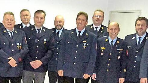 40 Jahre sind sie der Feuerwehr in der Gemeinde Rauhenebrach treu (von links): Heinz Brand, Hubert B&uuml;hl, Hermann Reder, Wolfgang Kregler, Helmut B&uuml;hl, Baptist Schwank, Wolfgang Schuck, Kreisbrandrat Ralf Dressel, Kreisbrandinspektor Georg Pfrang, Kreisbrandmeister Johannes Betz sowie B&uuml;rgermeister Matthias B&auml;uerlein. Im Bild fehlt Ewald Pfuhlmann.  Fotos: Helmut Kistner