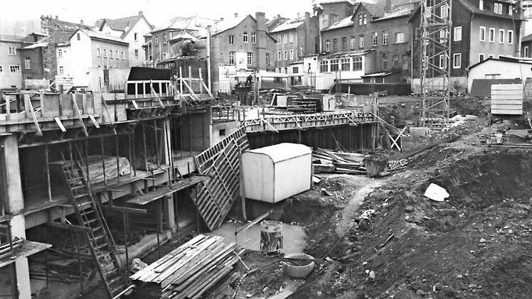 Die Baugrube am 8. April 1984: Im Hintergrund sind die Häuser in der Gerber- und der Schenkgasse zu sehen. Foto: CT-Archiv