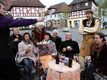 Der Darsteller einer Mittelaltergruppe, die beim Ökofest ein Kinderprogramm gestalten wird, konnte sich zwischen veganem Eis und Hellers Öko-Bier nicht so recht entscheiden. Foto: Richard Sänger