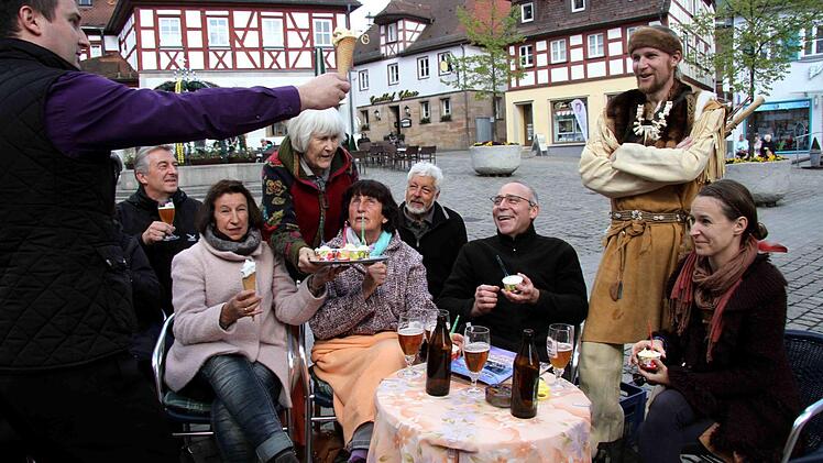 Der Darsteller einer Mittelaltergruppe, die beim Ökofest ein Kinderprogramm gestalten wird, konnte sich zwischen veganem Eis und Hellers Öko-Bier nicht so recht entscheiden. Foto: Richard Sänger