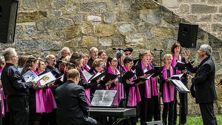 Unter der Leitung von Sigurd Knopp sang der SMS-Chor Ludwigsstadt das Luther-Oratorium von Siegfried Fietz auf der Veste. Foto: Jochen Berger