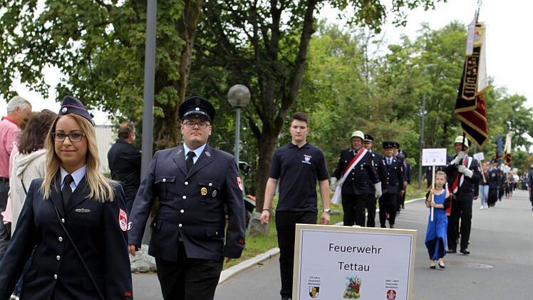 Am Festzug in Kleintettau nahmen benachbarte und befreundete Wehren teil.