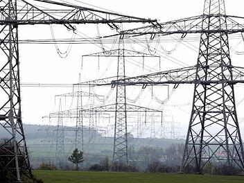 Wird im Landkreis eine neue 380-Kilovolt-Stromleitung gebaut, so oder so ähnlich  wie sie auf dem Archivbild zu sehen ist? Archiv/Marcus Führer