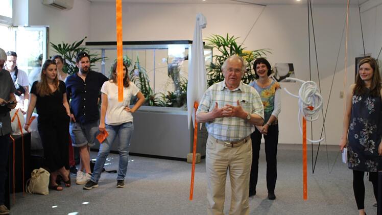Ingo Hafenecker (Mitte) bei einem Grußwort zur Eröffnung der Ausstellung "Aus der Wabe in die Welt" in Würzburg . Foto: Andritschke