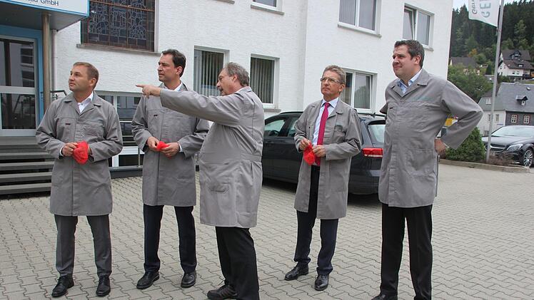 Werkleiter Bernd Hörauf (Mitte) erklärt die Firma Gerresheimer in Tettau. Es hören zu (v. li.) : Abgeordneter Jürgen Baumgärtner, Minister Georg Eisenreich, IHK Kronach-Vorsitzender Hans Rebhan und Gerresheimer-Personalchef Lars Holocher.  Foto: Andreas Schmitt