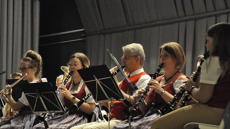 Die Steinacher Musikanten unter der musikalischen Leitung von Bernd Borst verstehen es immer wieder, ihr Publikum zu begeistern. Foto: Peter Klopf