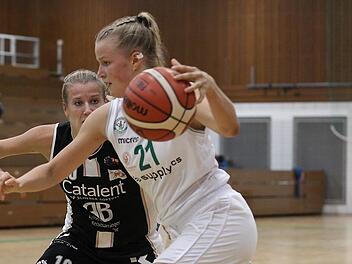Angeschlagen kam Magdalena Landwehr (vorn) von einem Lehrgang der U18-Nationalmannschaft, den sie zusammen mit ihrer Teamkollegin Julia Förner besuchte, zurück. Nicht nur ihr Einsatz am Sonntag ist offen. Foto: sportpress