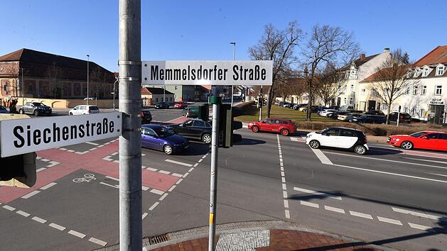 An der Kreuzung vor der Ottokirche kam es am Samstag zu einem t&ouml;dlichen Verkehrsunfall. Die Polizei bittet um Hinweise, um den Verstorbenen identifizieren zu k&ouml;nnen. Viele Radfahrer f&uuml;hlen sich auf den Radweichen (rot), umgeben von Autos auf beiden Seiten, unwohl. Foto: Ronald Rinklef