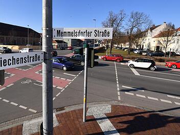 An der Kreuzung vor der Ottokirche kam es am Samstag zu einem t&ouml;dlichen Verkehrsunfall. Die Polizei bittet um Hinweise, um den Verstorbenen identifizieren zu k&ouml;nnen. Viele Radfahrer f&uuml;hlen sich auf den Radweichen (rot), umgeben von Autos auf beiden Seiten, unwohl. Foto: Ronald Rinklef