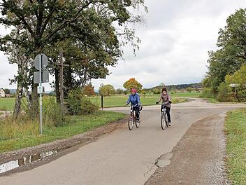 Der 1,9 Kilometer lange Weg zwischen Pommersfelden und Wind soll auf 3,50 Meter oder mehr ausgebaut werden. Schon jetzt wird er sowohl landwirtschaftlich als auch durch Radfahrer genutzt. Im Hintergrund links sind die ersten Häuser des Ortsteils Wind zu sehen.  Foto: Evi Seeger
