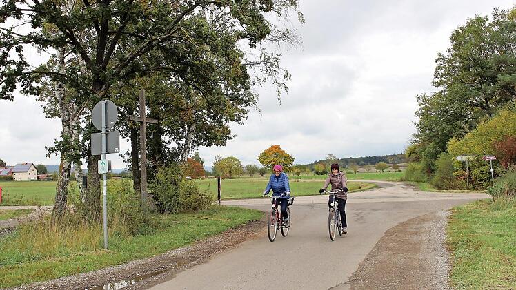 Der 1,9 Kilometer lange Weg zwischen Pommersfelden und Wind soll auf 3,50 Meter oder mehr ausgebaut werden. Schon jetzt wird er sowohl landwirtschaftlich als auch durch Radfahrer genutzt. Im Hintergrund links sind die ersten Häuser des Ortsteils Wind zu sehen.  Foto: Evi Seeger