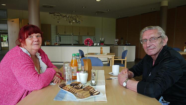 Marie-Luise Malzer und Dietmar Wehpke (beide geimpft), Bewohner des Willy-Brandt-Hauses, sprachen mit der Redaktion über die schwierige Zeit als es mehrere Corona-Fälle in der Einrichtung gab. Foto: Rebecca Vogt