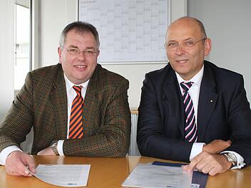 Der Präsident der Industrie- und Handelskammer für Oberfranken, Heribert Trunk (rechts), und sein Vize Michael Möschel, der dem Kulmbacher IHK-Gremium vorsteht, ziehen eine positive Bilanz des ersten Jahres ihrer gemeinsamen Amtszeit. Foto: Alexander Müller