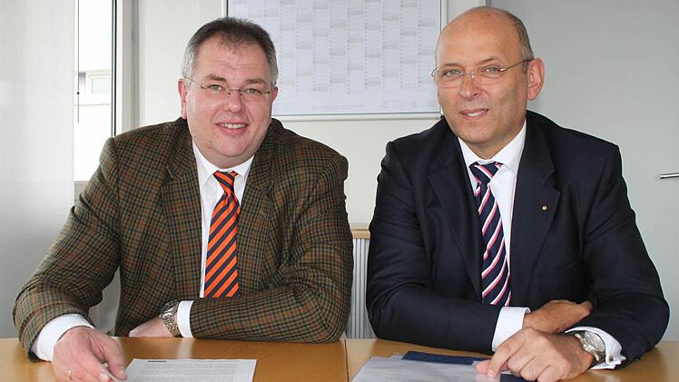 Der Präsident der Industrie- und Handelskammer für Oberfranken, Heribert Trunk (rechts), und sein Vize Michael Möschel, der dem Kulmbacher IHK-Gremium vorsteht, ziehen eine positive Bilanz des ersten Jahres ihrer gemeinsamen Amtszeit. Foto: Alexander Müller